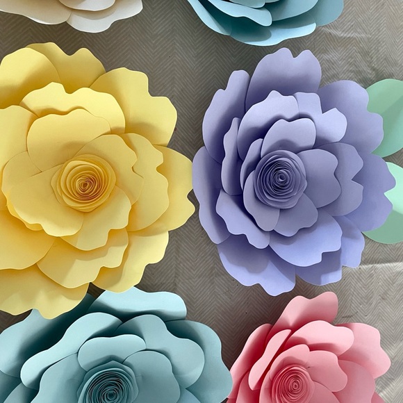 Paper flower backdrop - Picture 2 of 5